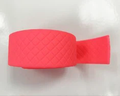 Sarkanie rombveida reljefi raksti ar ūdensnecaurlaidīgu neilona saišķu